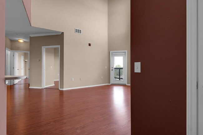 Building Photo - $1,745.00, 2 bed, 1 .5 bath located in Aur...