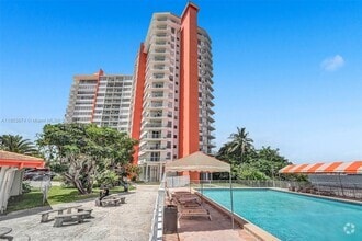 Building Photo - 1301 NE Miami Gardens Dr