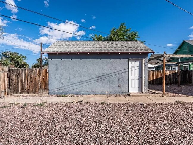 Building Photo - Charming 2 Bedroom, 1 Bath Bungalow House ...