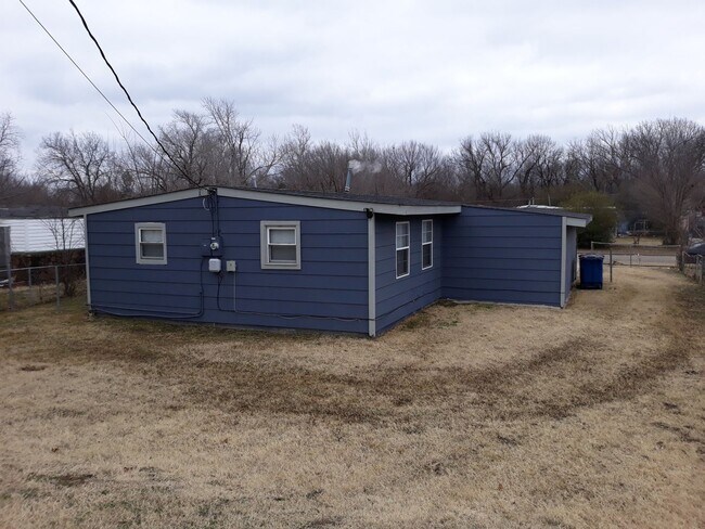 Building Photo - 3 Bedroom 1 Bath 1 Car Garage / Remodeled! Section 8 Welcomed!
