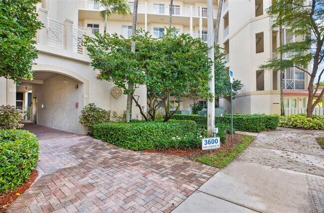 Foto del edificio - 3600 Oaks Clubhouse Dr