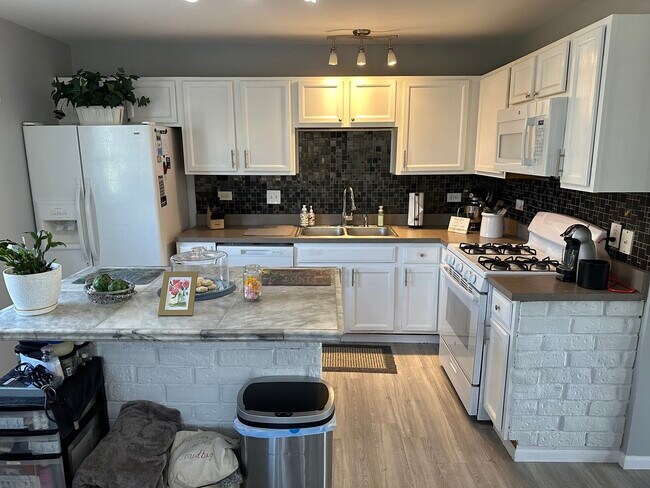 Building Photo - 2606 Canyon Dr