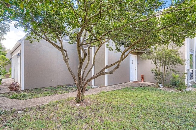 Building Photo - 6810 Thorncliffe Dr