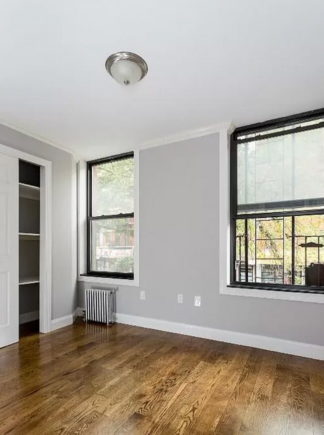 Foto del edificio - 393 E 10th St