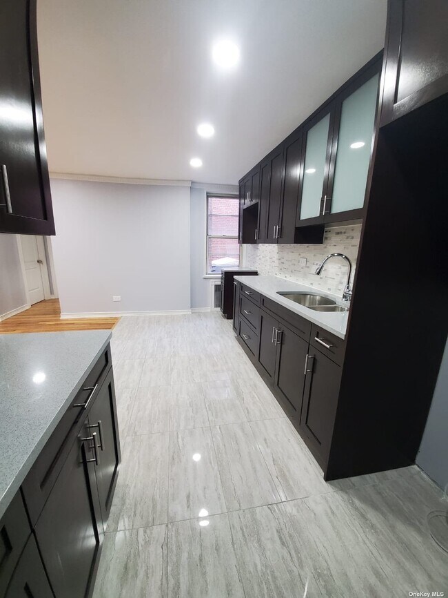 Foto del edificio - 67-25 Dartmouth St