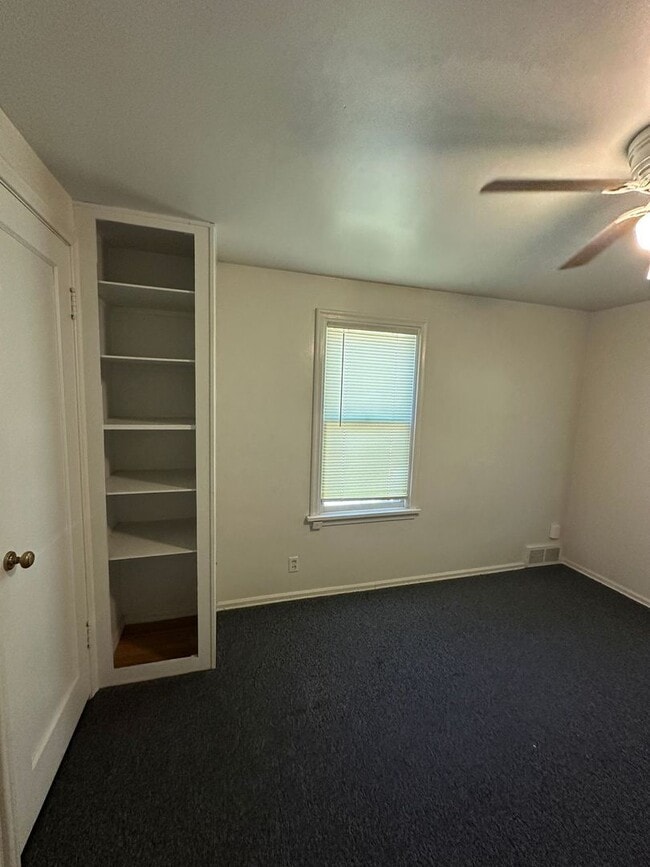 Building Photo - Charming Upstairs apartment