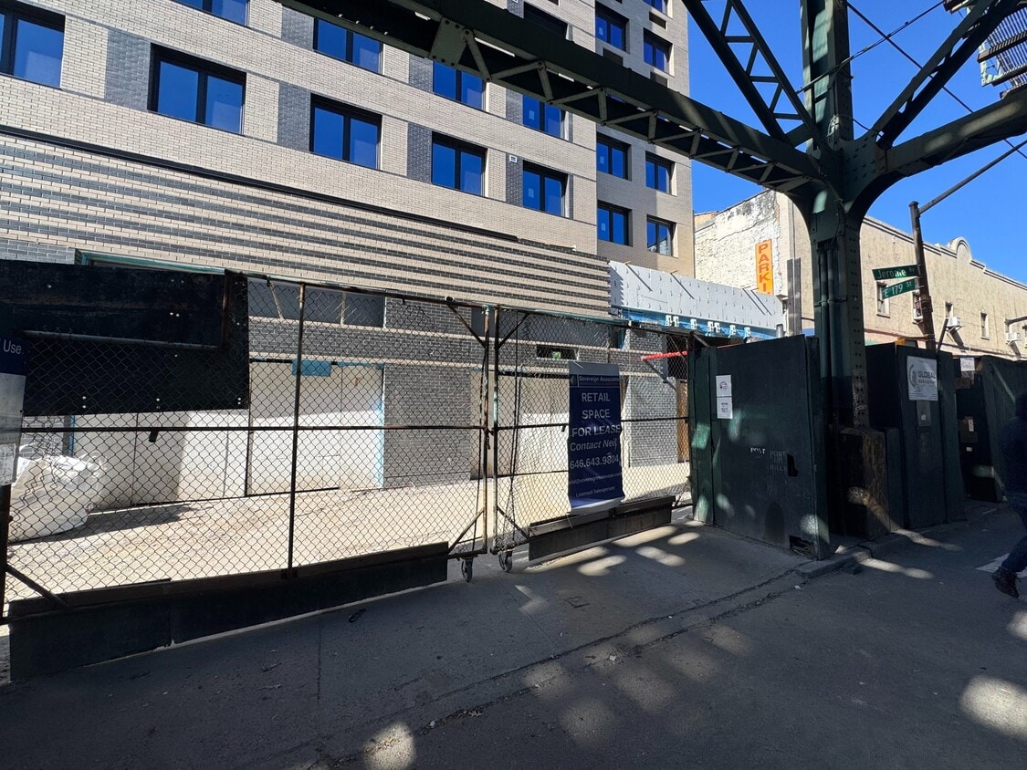 Building Photo - 1985 Jerome Ave