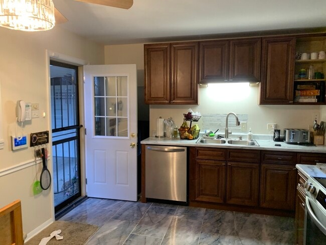 Building Photo - 314 New Salem St