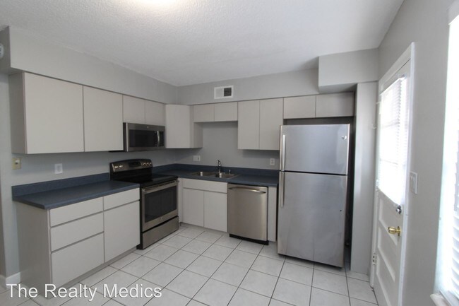 Building Photo - 2 br, 1 bath House - 825 N Primrose Dr #105