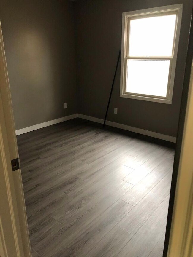 Building Photo - Very Nice 2 Bedroom 1 Bath Duplex
