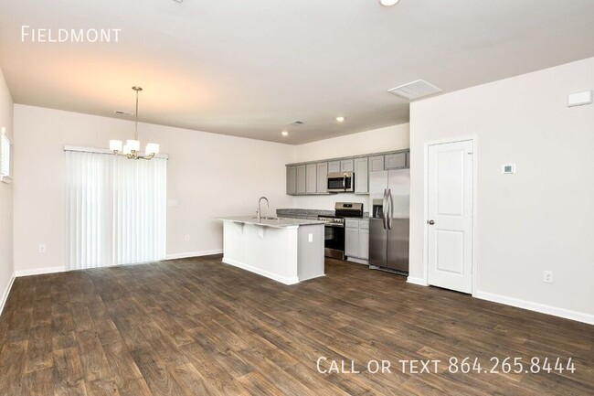 Foto del edificio - End-Unit Townhome With Easy Access to I-385!