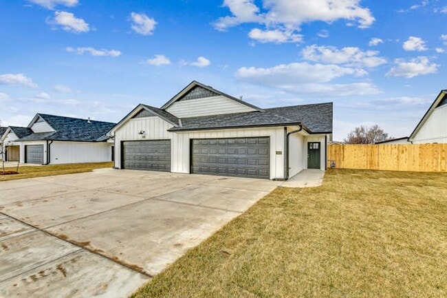 Building Photo - 3 bedroom 2 bath Duplex  - Haysville Schools