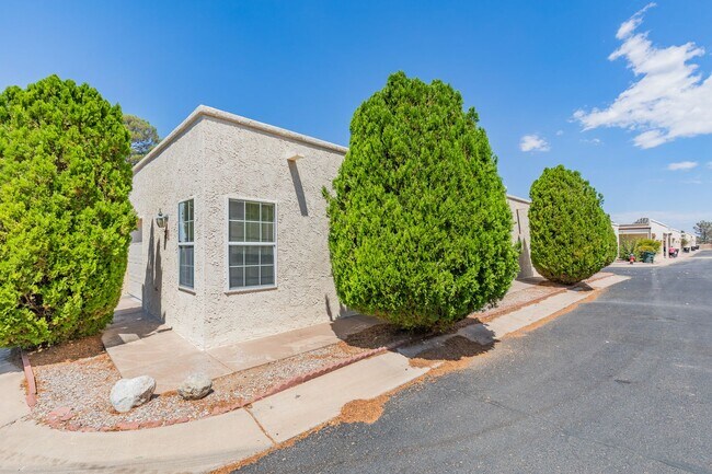 Building Photo - Townhome On The Golf Course!