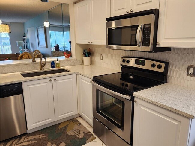 Foto del edificio - 6505 Stone River Rd