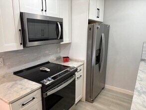 Building Photo - 1015 Cornwall A