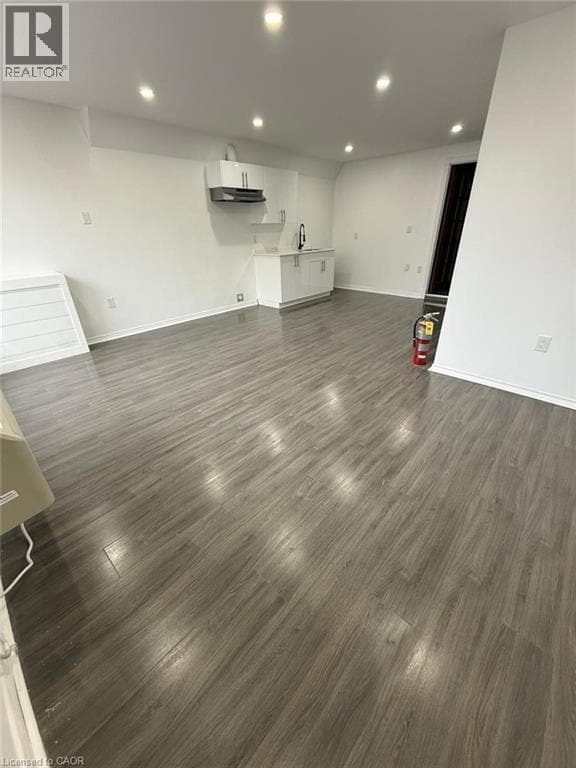 Photo du bâtiment - 69 Hellems Ave