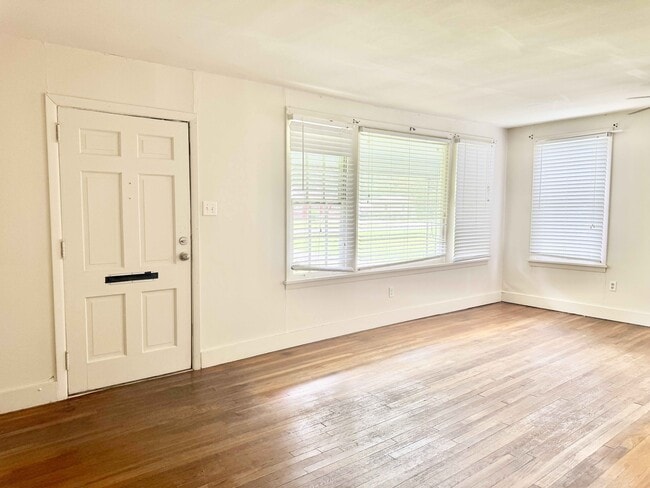 Building Photo - 10363 White Oak Dr