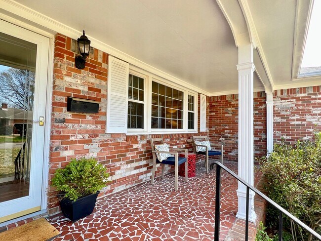 Foto del edificio - 3BD/ 2BA Brick Ranch in Lakeview Smith Terrace! Gorgeous Private Back Yard! Available NOW!