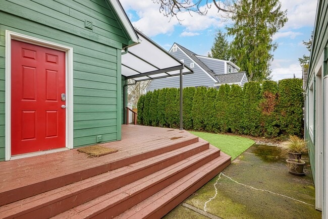 Building Photo - Delightful 4 Bed/2.5 Bath Craftsman home in the Rose City Park Neighbood
