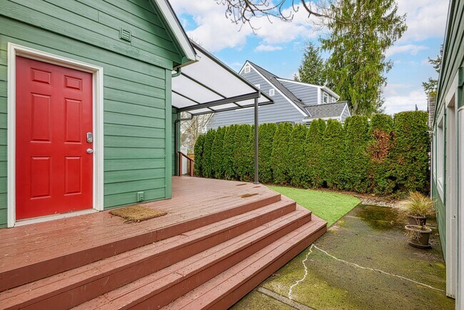 Foto del edificio - Delightful 4 Bed/2.5 Bath Craftsman home in the Rose City Park Neighbood