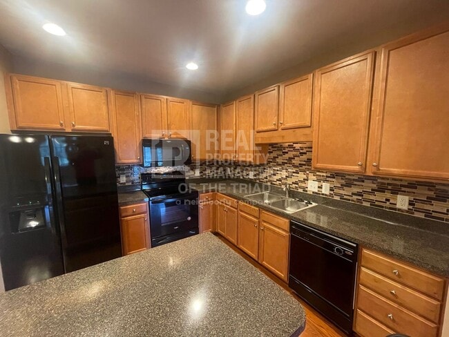 Building Photo - 2 Bedroom + Office/Bonus Room, 2 Bath Cond...