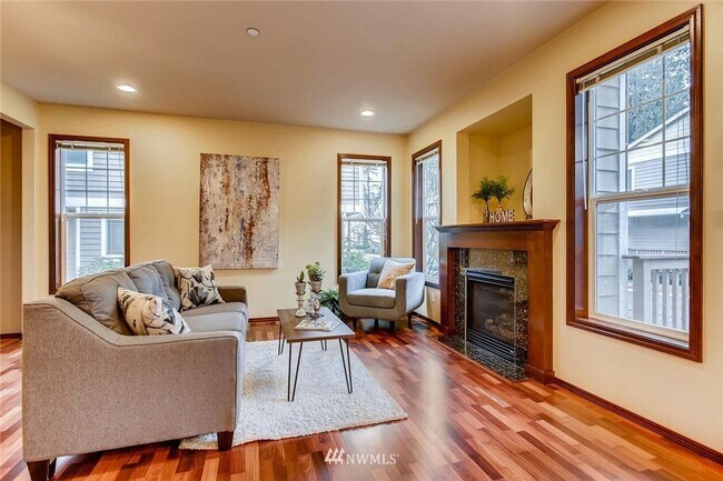 Building Photo - Large 3 Bedroom Townhouse - Bothell!