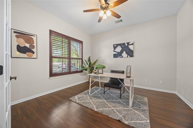 Foto del edificio - 1303 Quiet Creek Dr