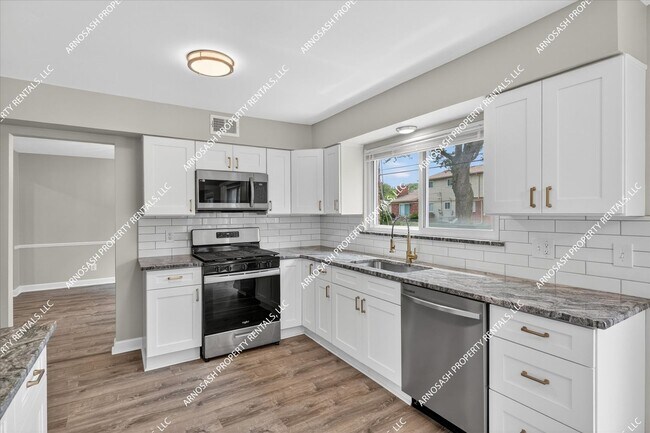 Foto del edificio - Rare Rental Opportunity in Southfield — Fully Renovated 4-Bedroom Brick Colonial!