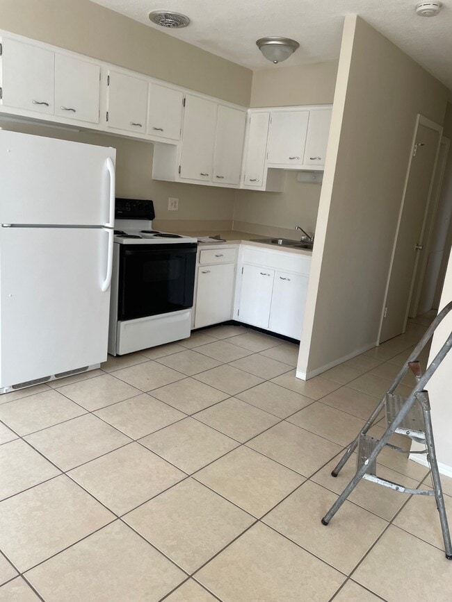 Building Photo - 997 Sunrise Dr