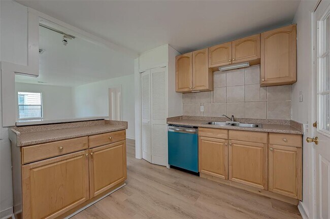Building Photo - 2051 Santa Rosa St