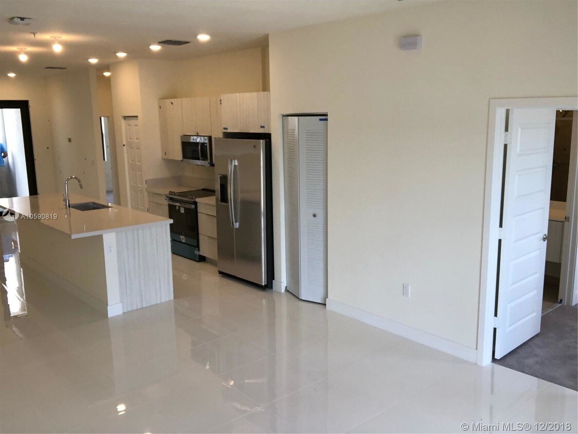 Foto principal - 7825 NW 104th Ave
