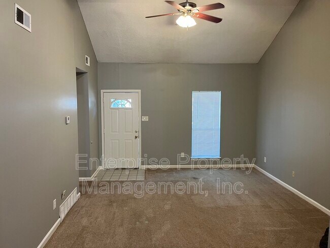 Foto del edificio - 3913 Oak Branch Cir E