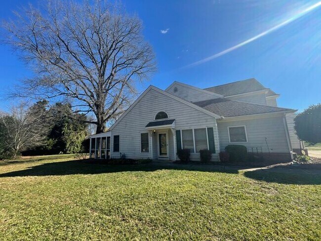Foto del edificio - Spacious 3-bedroom home located in Charlotte. $300 off on two months' rent!