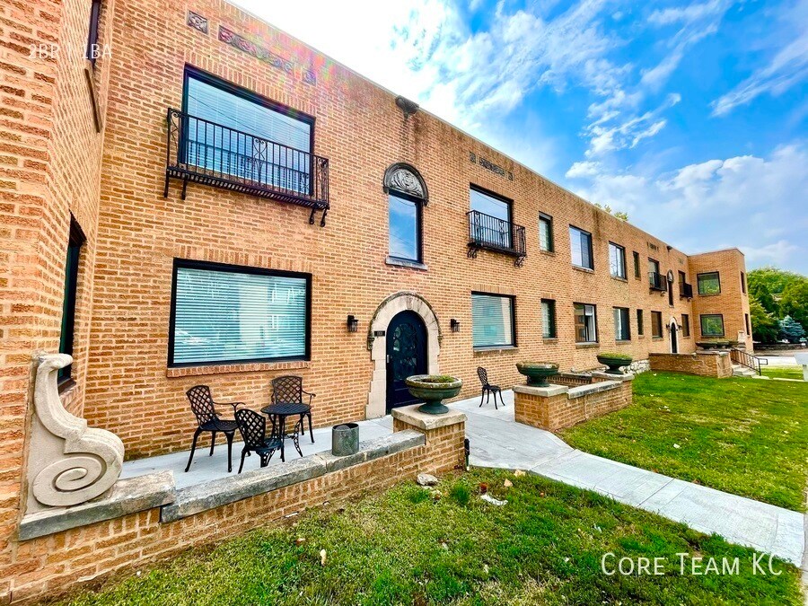 Primary Photo - Refreshing 2 Bedroom at Roanoke Plaza