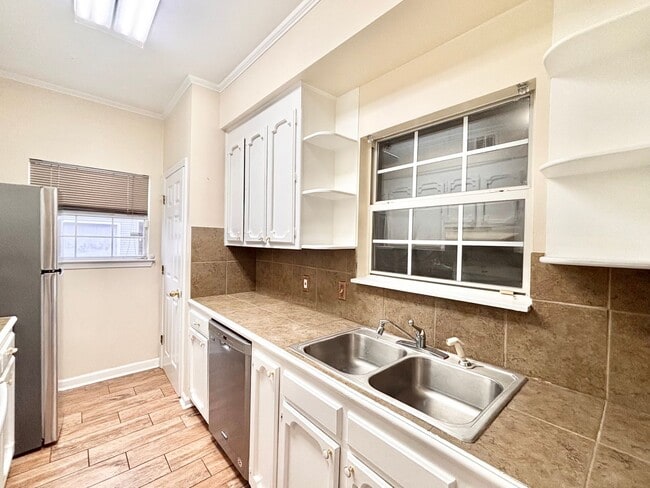 Building Photo - Three Bedroom Garden Home Near Woman's Hos...