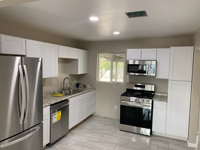 Foto del edificio - 4619 E 7th St