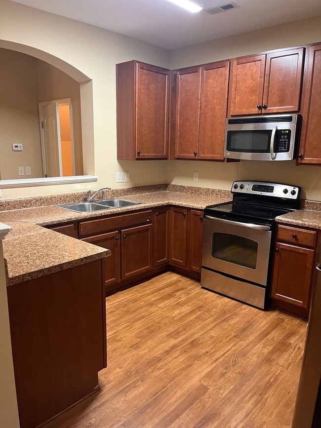 Foto del edificio - Live Your Best Life: Modern 3-Bedroom Townhouse with All the Amenities & More!