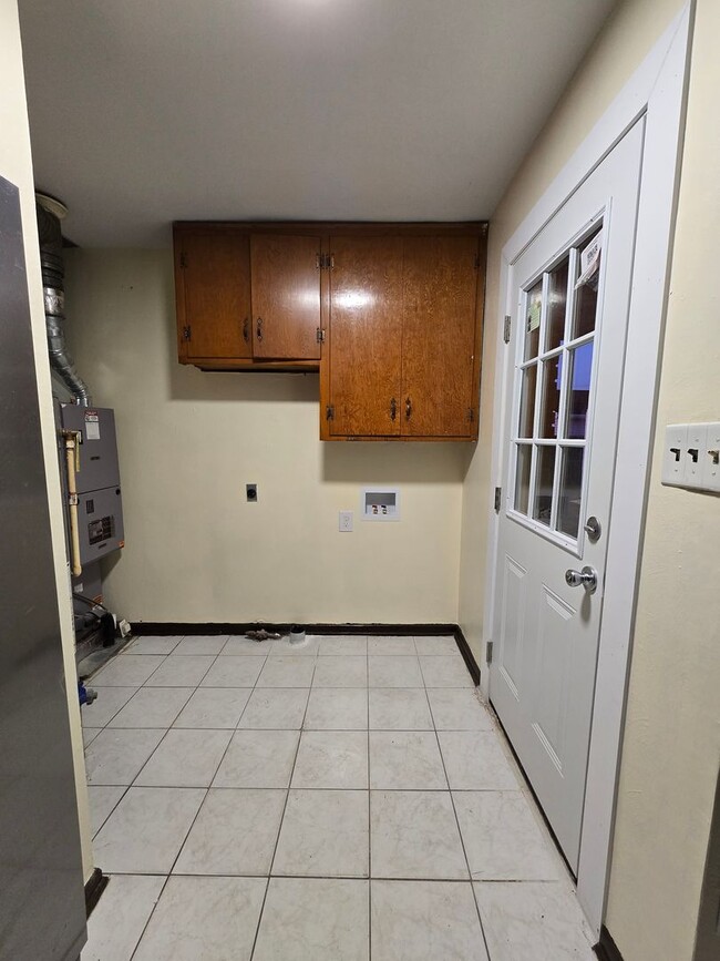 Foto del edificio - Spacious 3-Bedroom Home with Large Yard in...