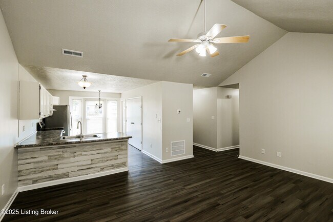 Building Photo - 6900 Applegate Ln