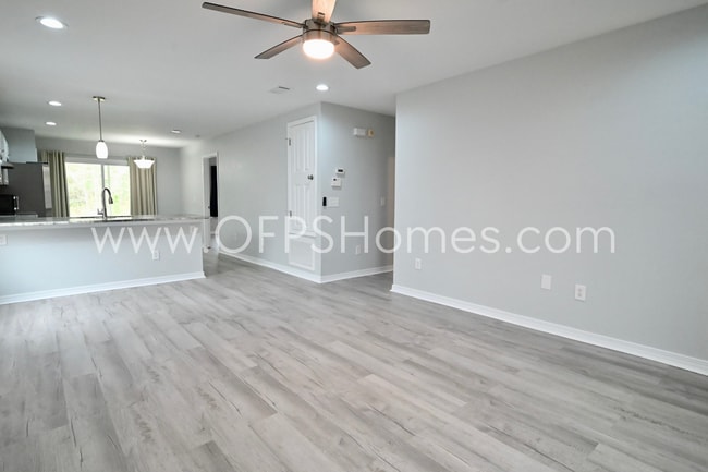 Building Photo - 3/2 in Pensacola!