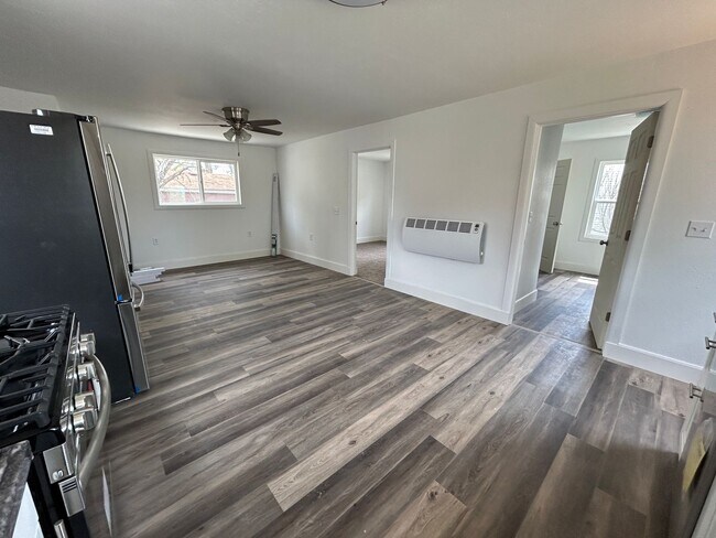 Building Photo - 3 Bedroom 1 Bath Beautiful House with Fenc...