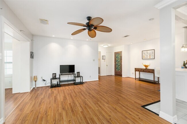 Foto del edificio - 2824 Briarhurst Dr
