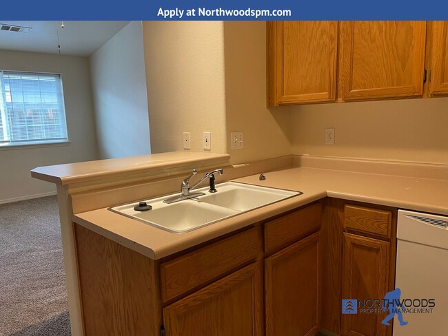 Building Photo - Nice 2 Bedroom 1.5 Bath Duplex