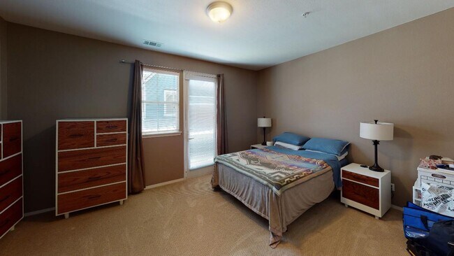 Foto del edificio - Desirable 3 Bedroom 3 Bathroom home in quiet neighborhood!