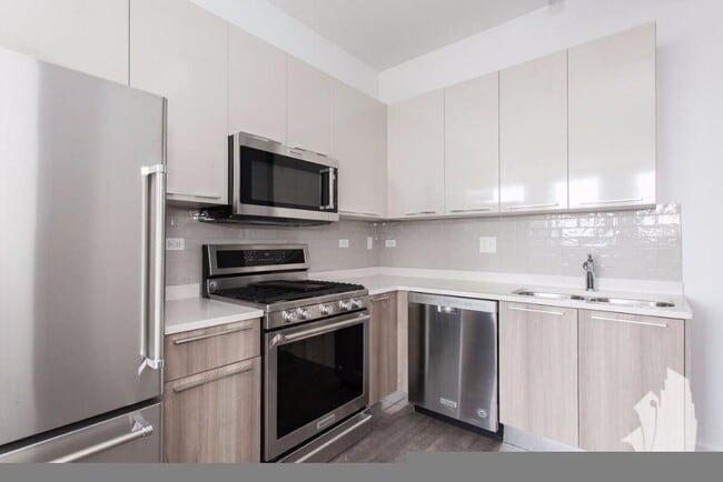 Building Photo - 931 W Dakin St