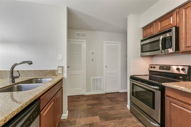 Foto del edificio - 3300 Yorktown St