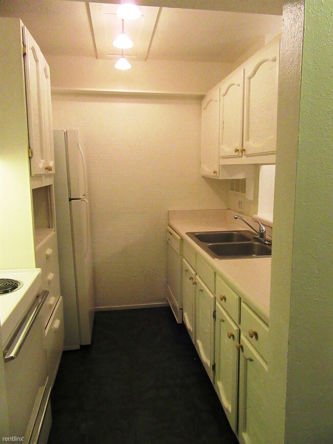 Building Photo - 2 br, 1.5 bath Condo - Our Place