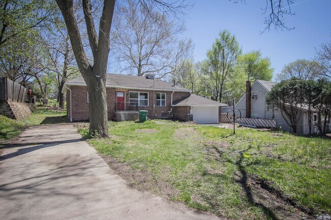 Building Photo - Spacious 2 Bedroom 1 Bath Home