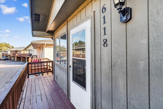 Foto del edificio - 6118 Hidden Cove