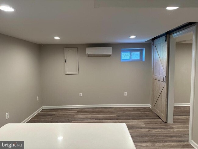 Building Photo - 433 W Jefferson St